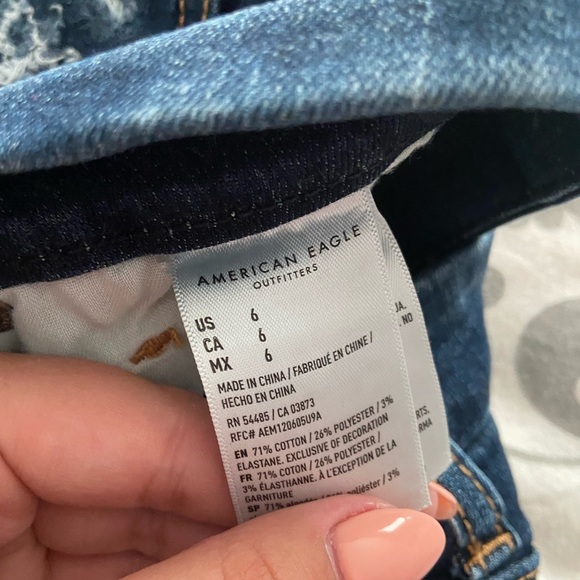 DARK WASH DISTRESSED AE SHORTS - Picture 4 of 4